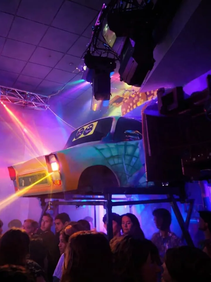 Trabant ako DJ pult nad parketom, laserové svetlá